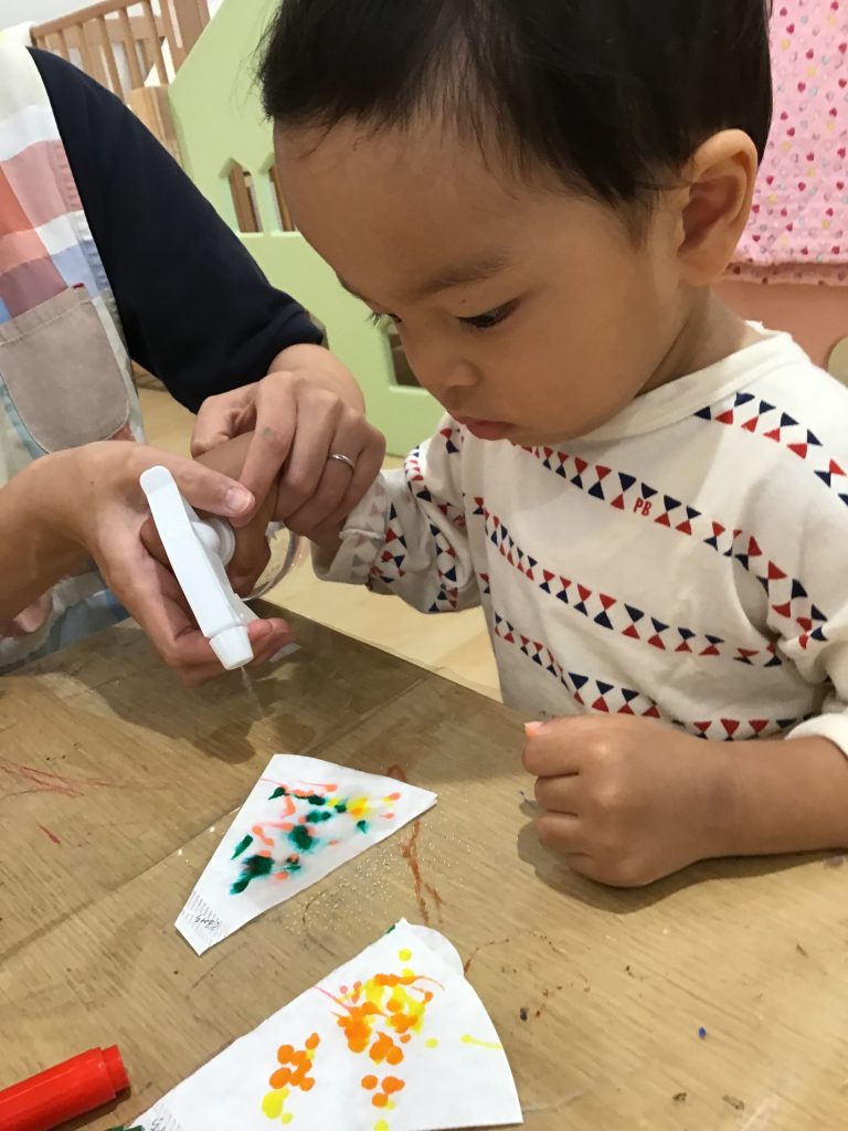 霧吹きで水を吹きかける園児