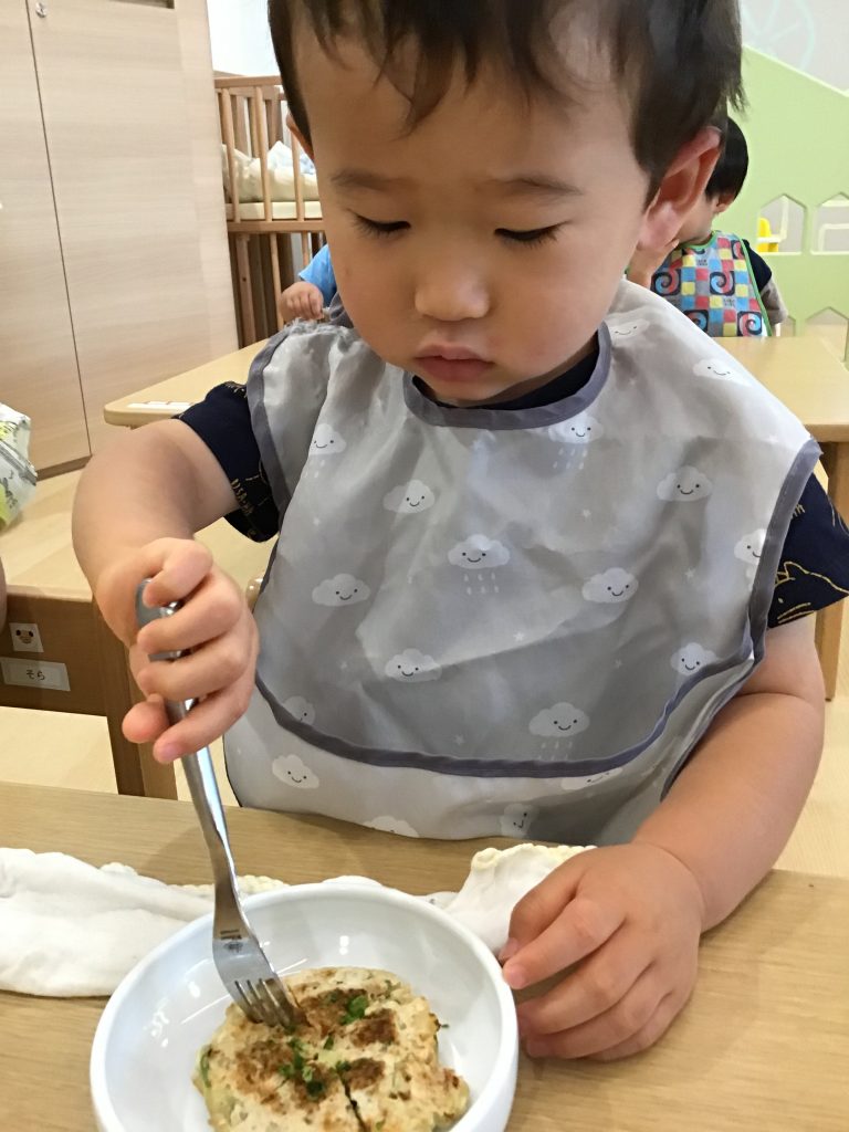 おやつを食べる園児