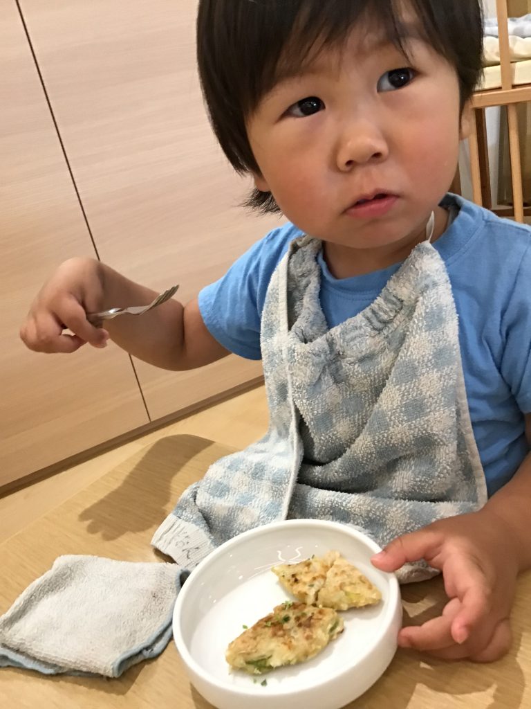 おやつを食べる園児