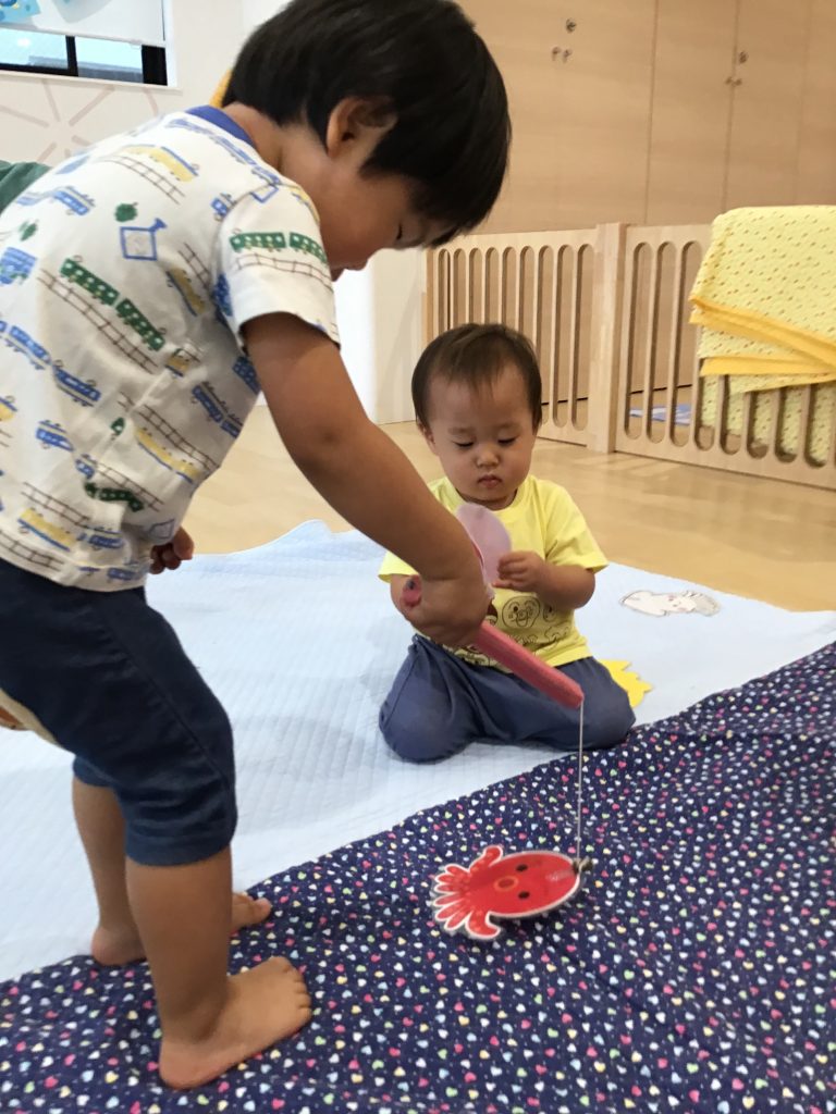 魚釣りで遊ぶ園児たち