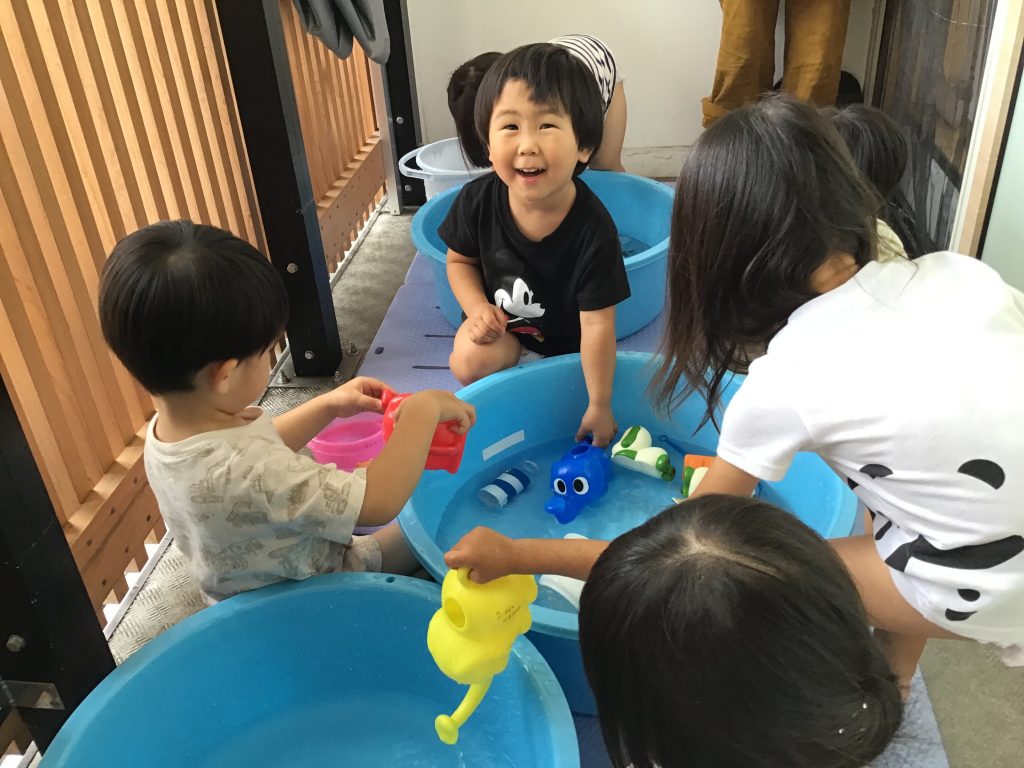 水遊びする園児たち