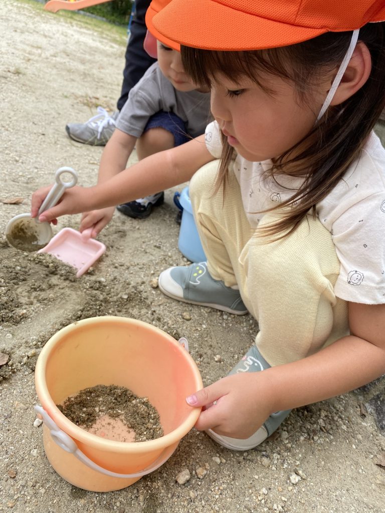 砂場で遊ぶ園児たち