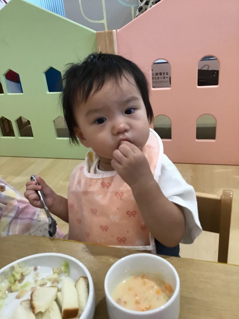 食パンとシチューの給食を食べる園児