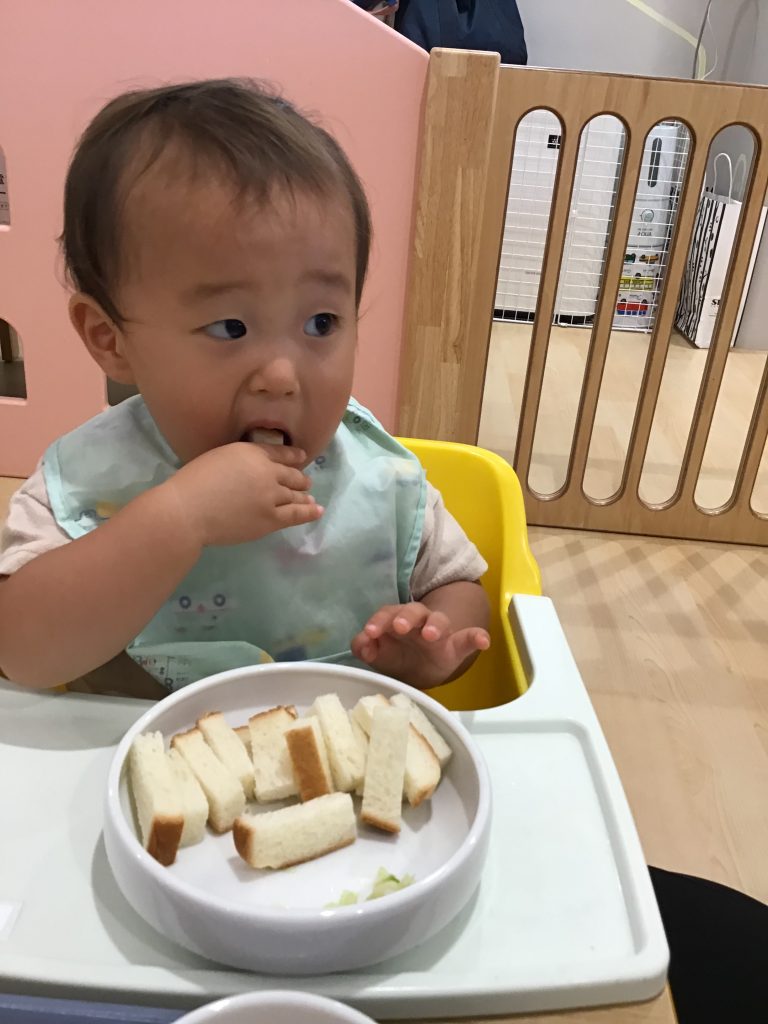 食パンを食べる園児