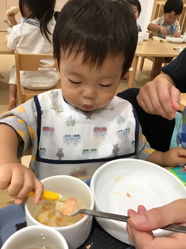 スープを食べる園児