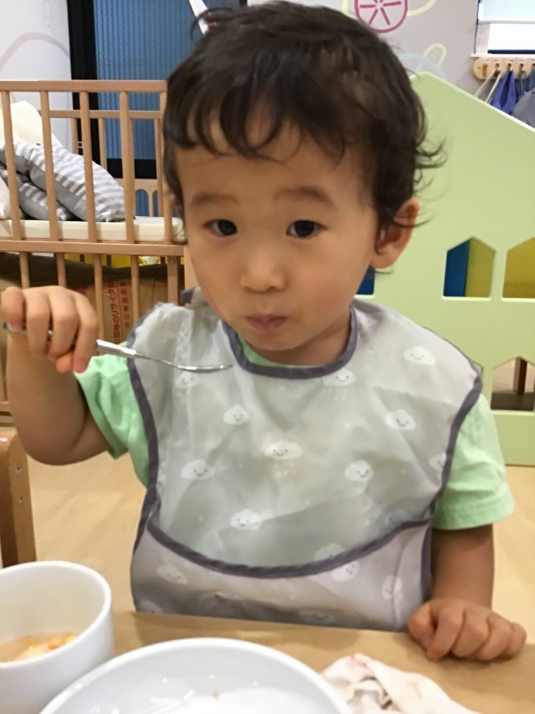 給食を食べる園児