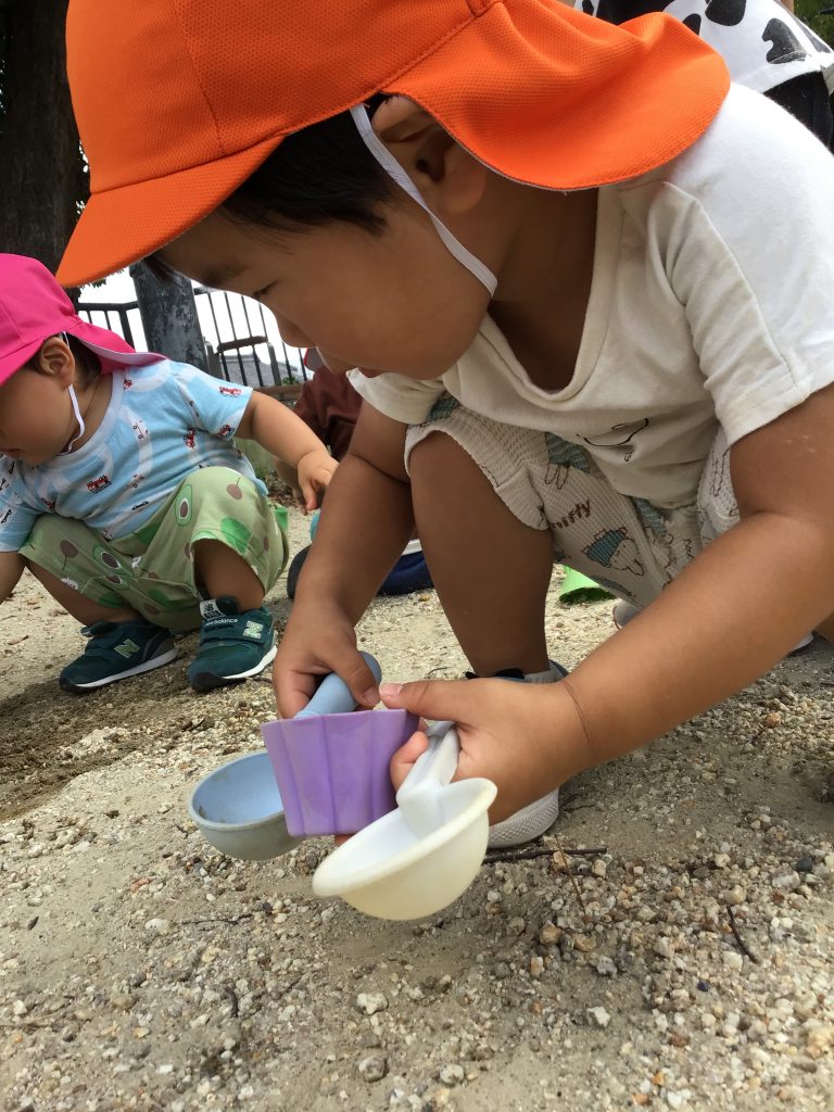 砂場で遊ぶ園児