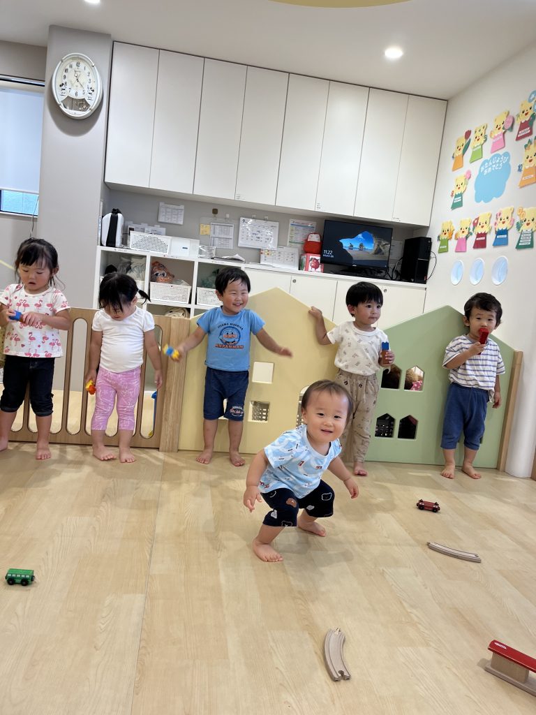 歌を歌ったりダンスを踊る園児