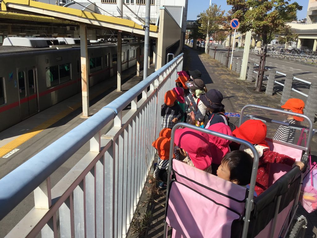 到着した電車を見ている園児