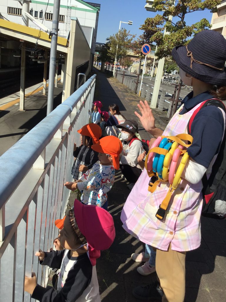 電車に手を振る園児たち