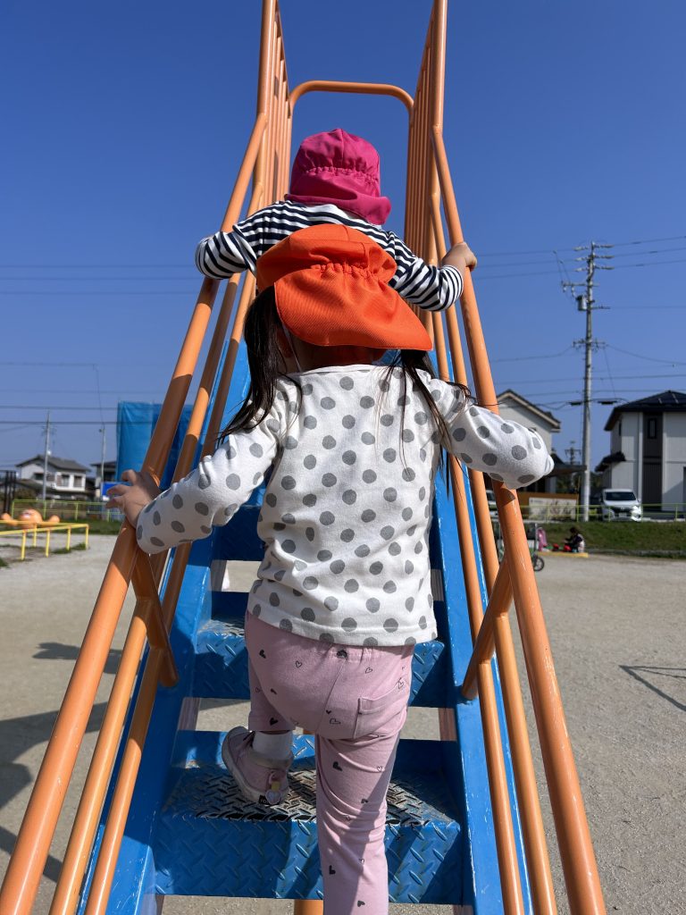 滑り台の階段を上る園児