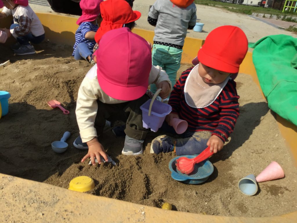 砂場で遊ぶ園児たち