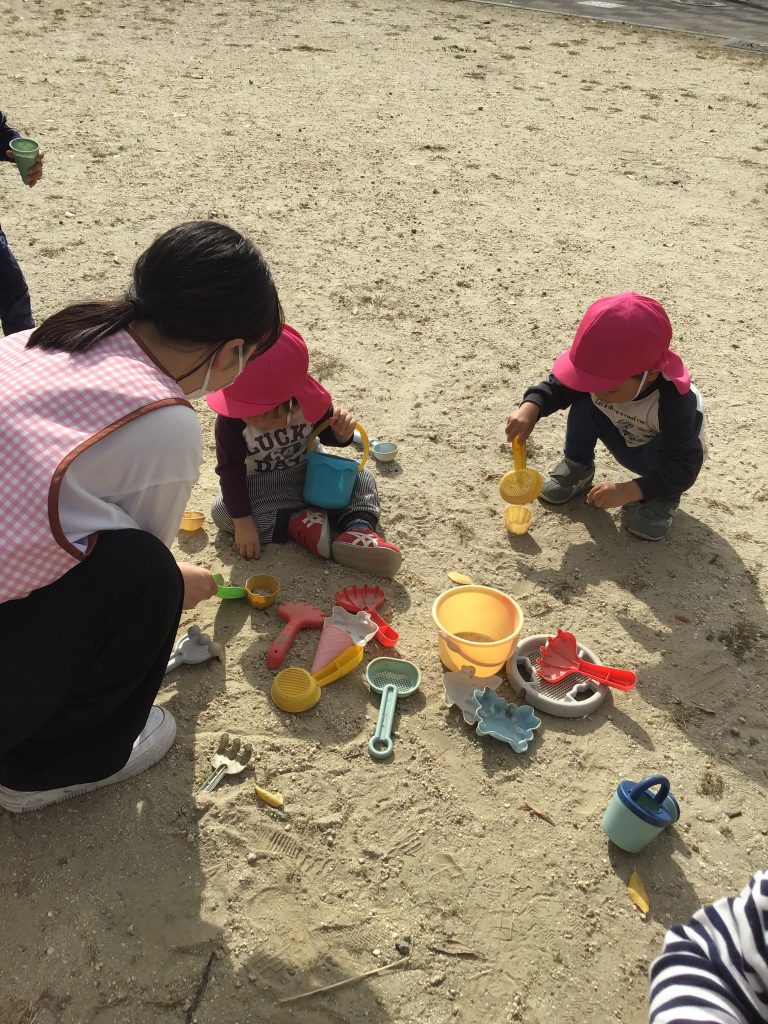 砂場で遊ぶ園児