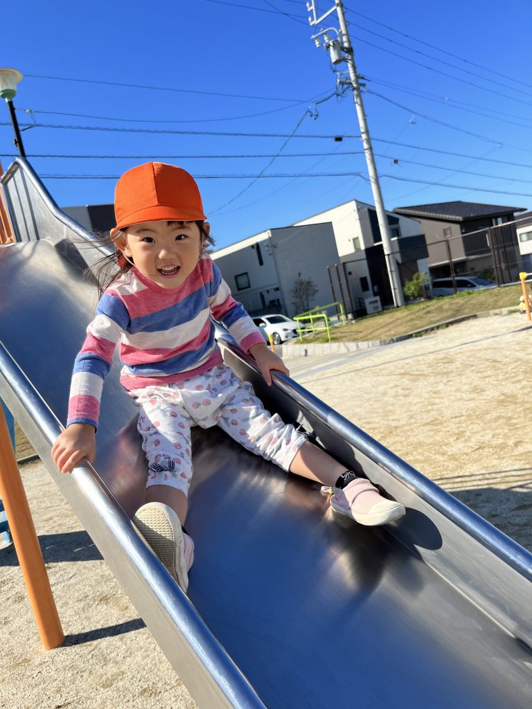 滑り台を滑る園児