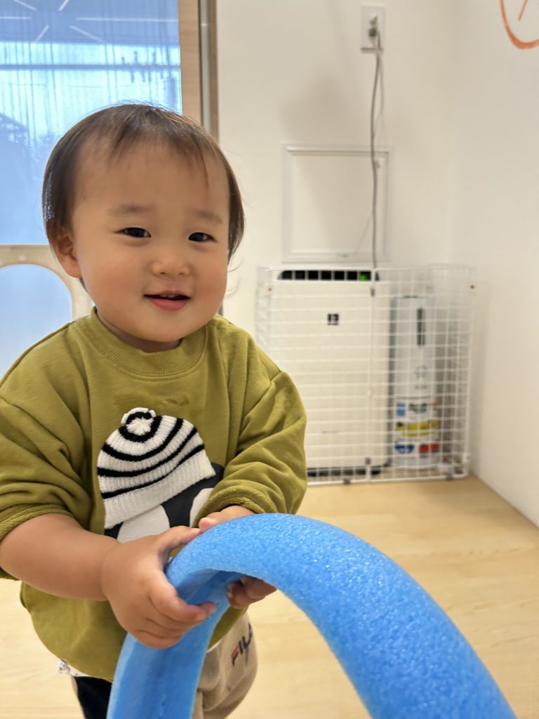 スポンジの棒で遊ぶ園児