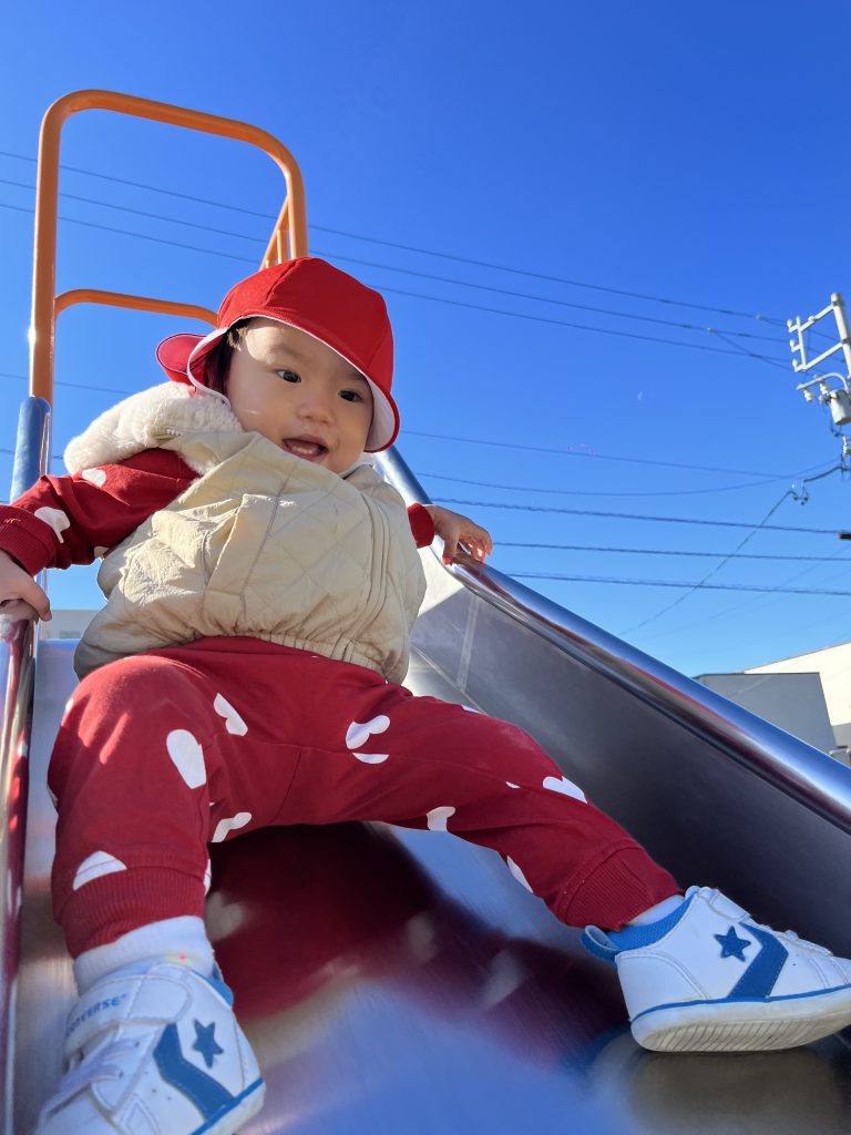 滑り台を統べる園児