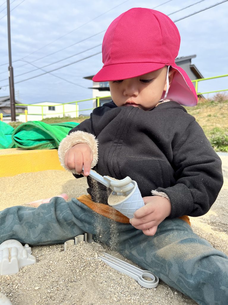 砂場で遊ぶ園児