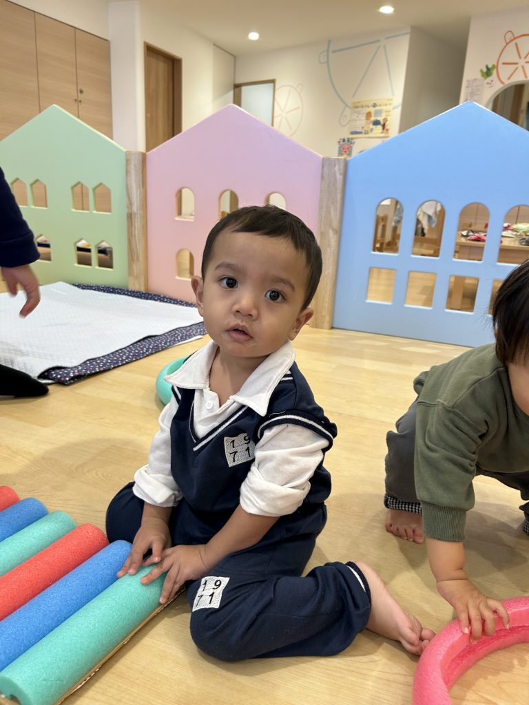 スポンジの棒で遊ぶ園児