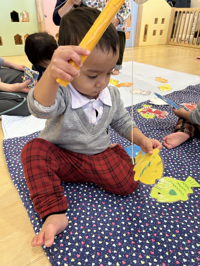 魚釣りをする園児