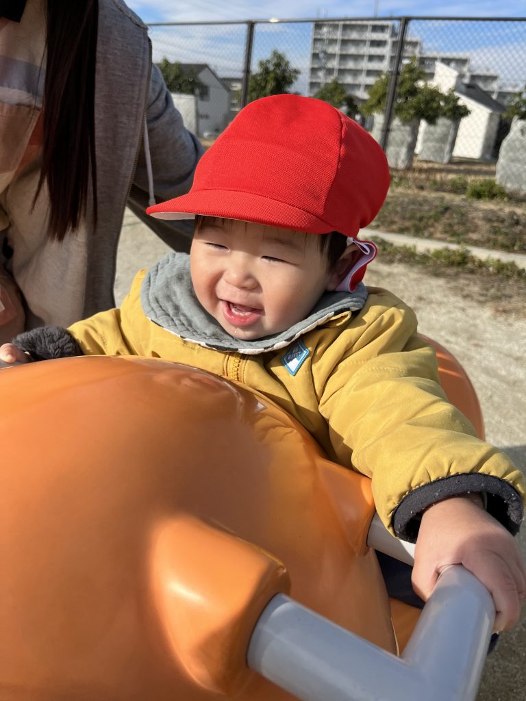 遊具にまたがって遊ぶ園児