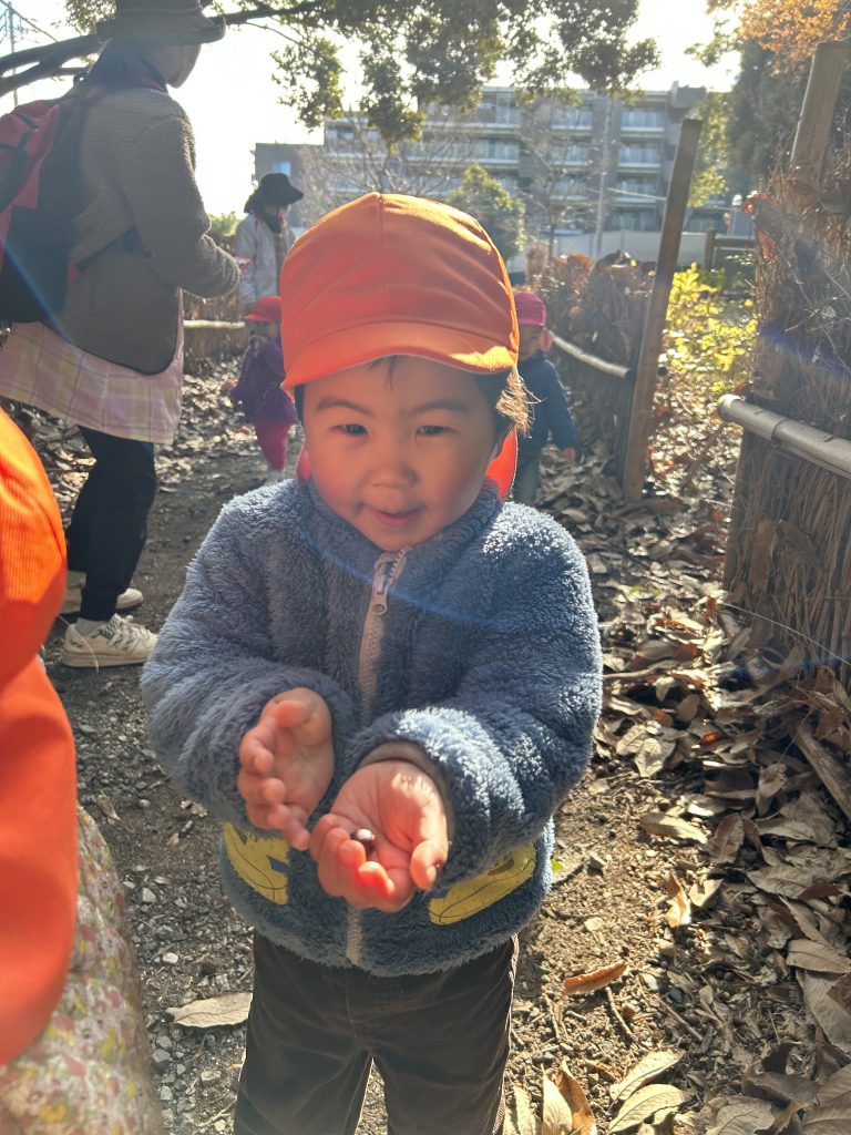 拾ったどんぐりを見せてくれる園児