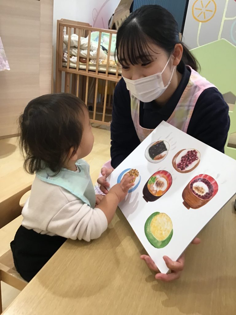 食べ物の紙芝居を見ている園児たち