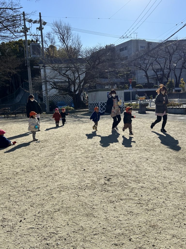 公園を走る園児たち