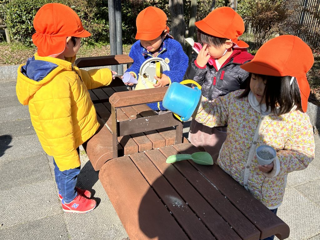 ベンチの近くで遊ぶ園児たち