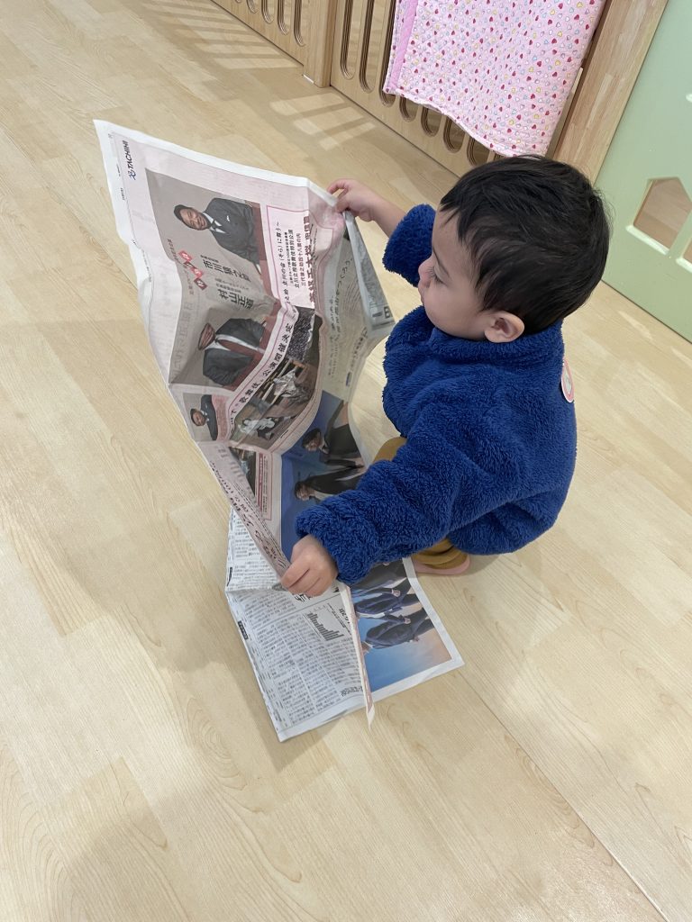 新聞を見ている園児