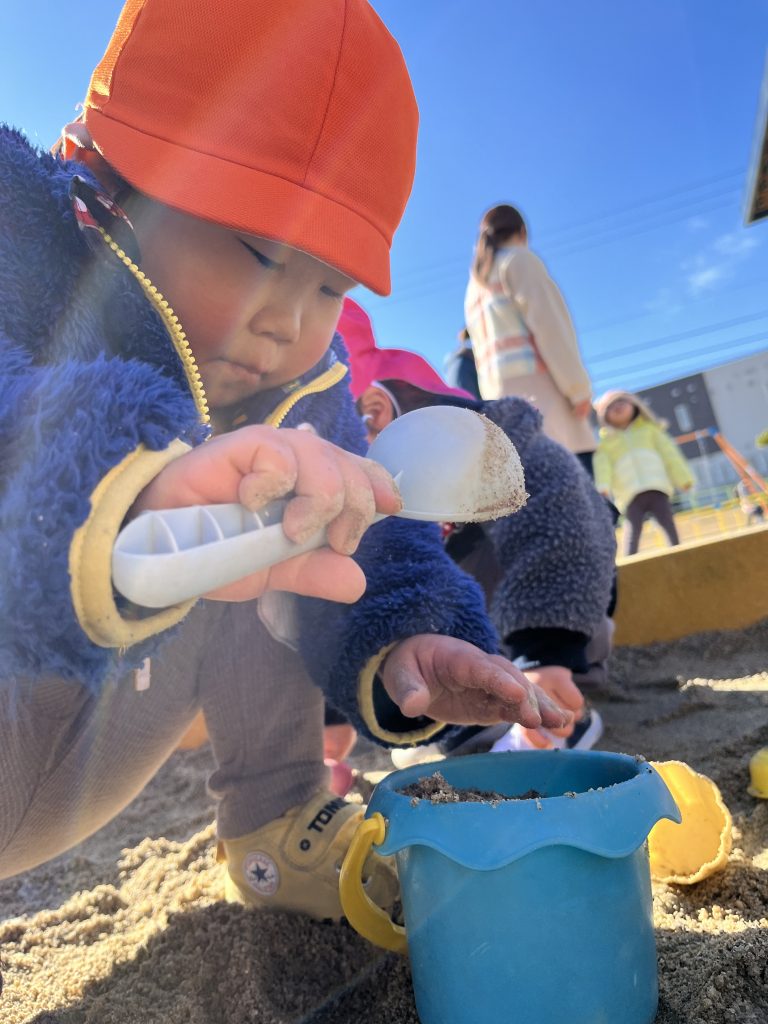 砂場で遊ぶ園児