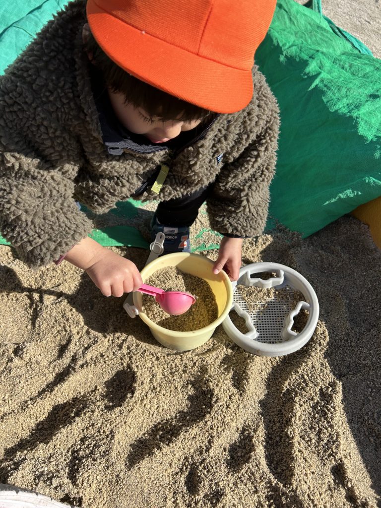 砂場で遊ぶ園児