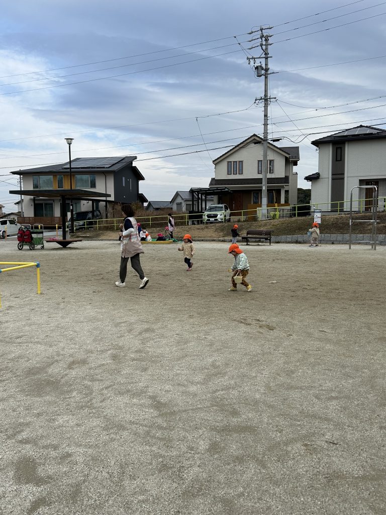 公園を走る園児たち