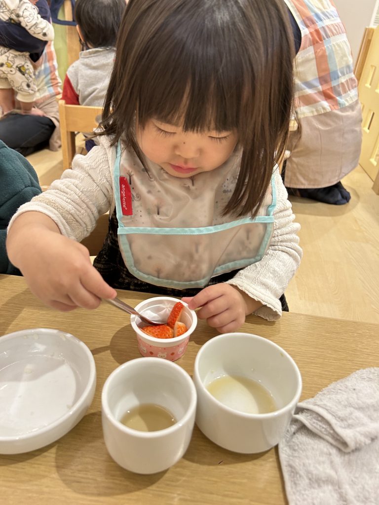 給食を食べる園児