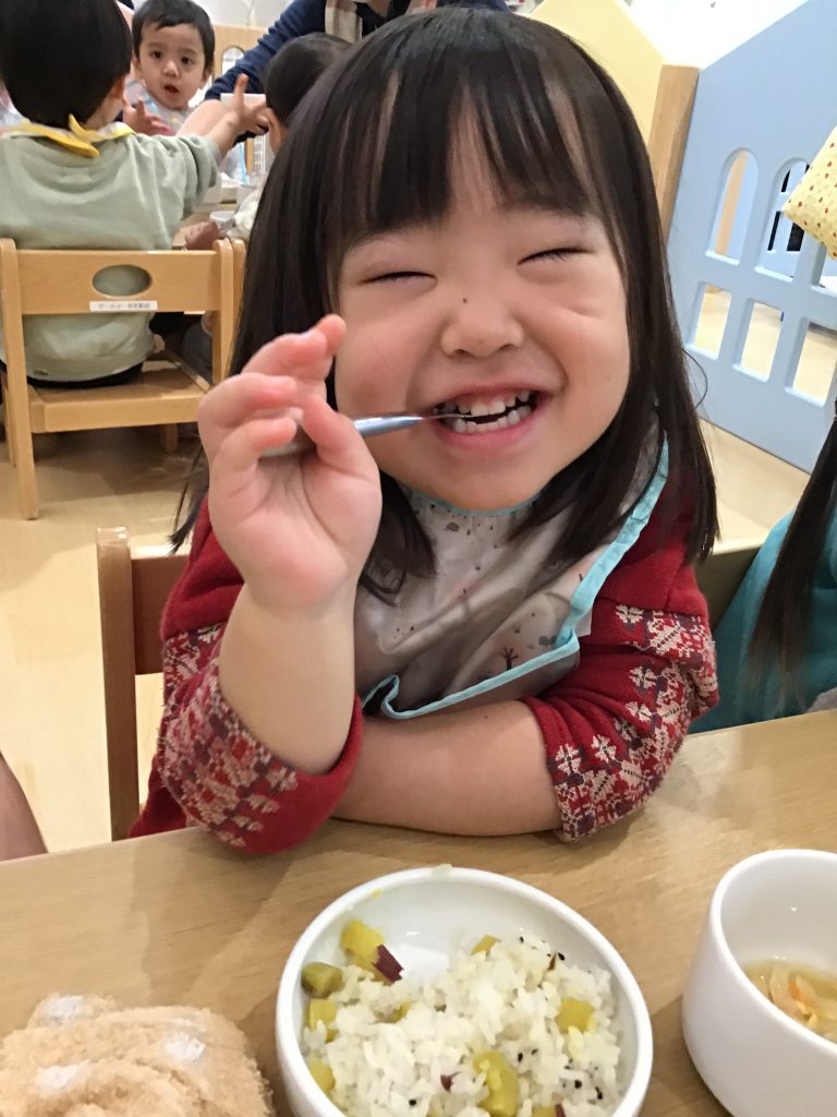 給食を食べる園児