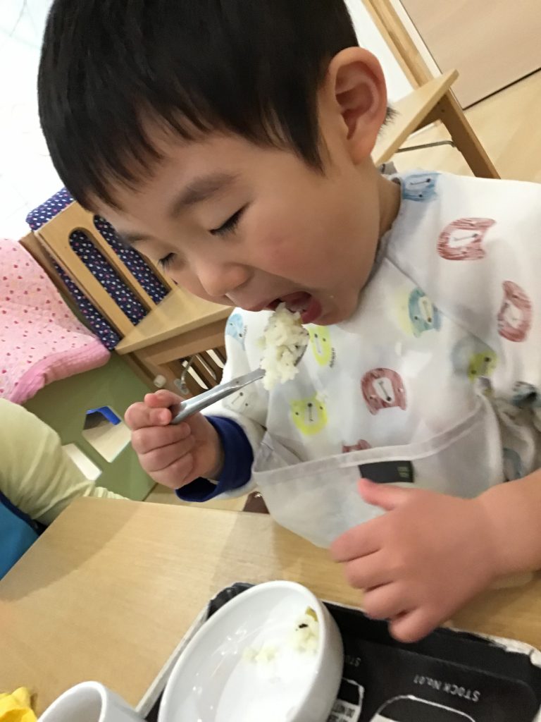 給食を食べる園児