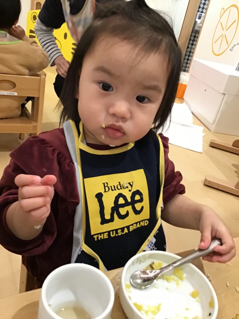 給食を食べる園児