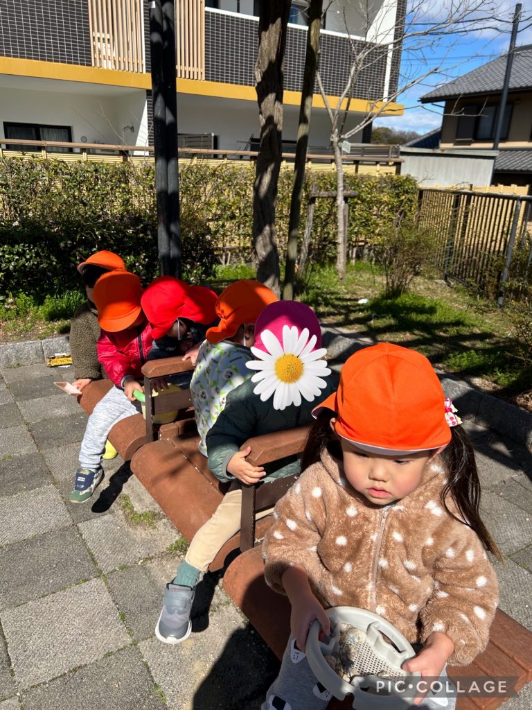 公園のベンチで電車ごっこする園児たち