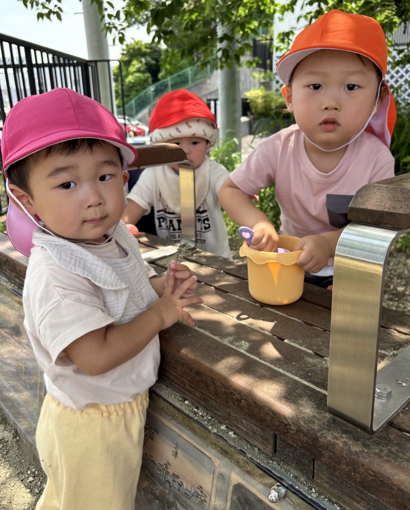 公園で遊ぶ園児たち