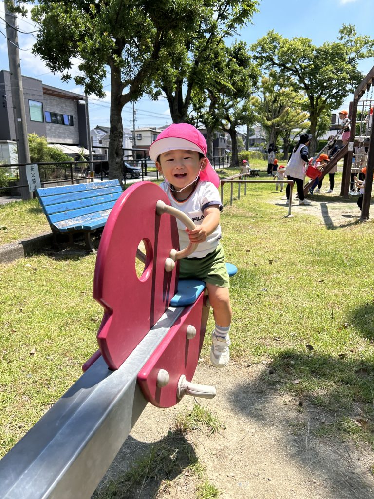 シーソーに乗る園児