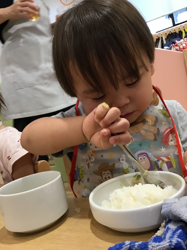 ご飯を食べる園児