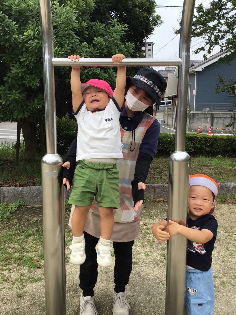 遊具で遊ぶ園児たち