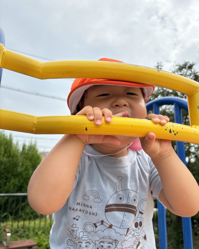 遊具で遊ぶ園児たち