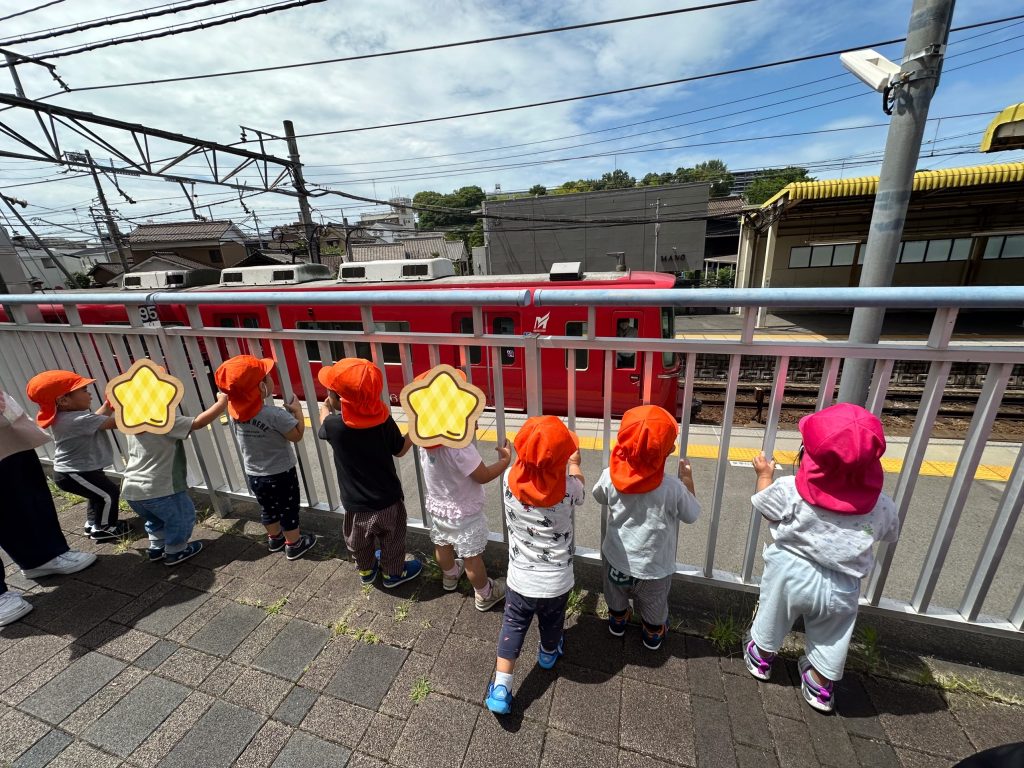 電車を見つめる園児たち