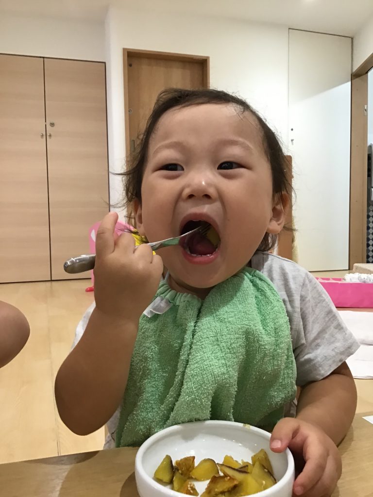 サツマイモのおやつを食べる園児たち