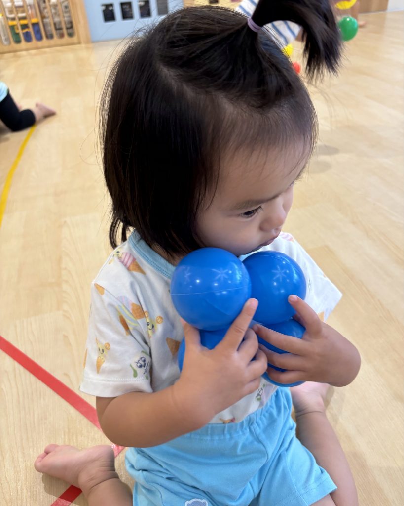 ボールで遊ぶ園児たち