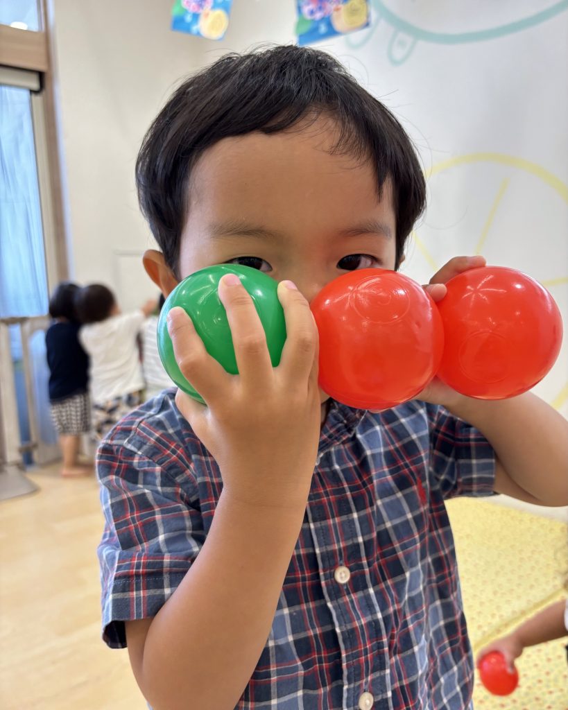 ボールで遊ぶ園児たち