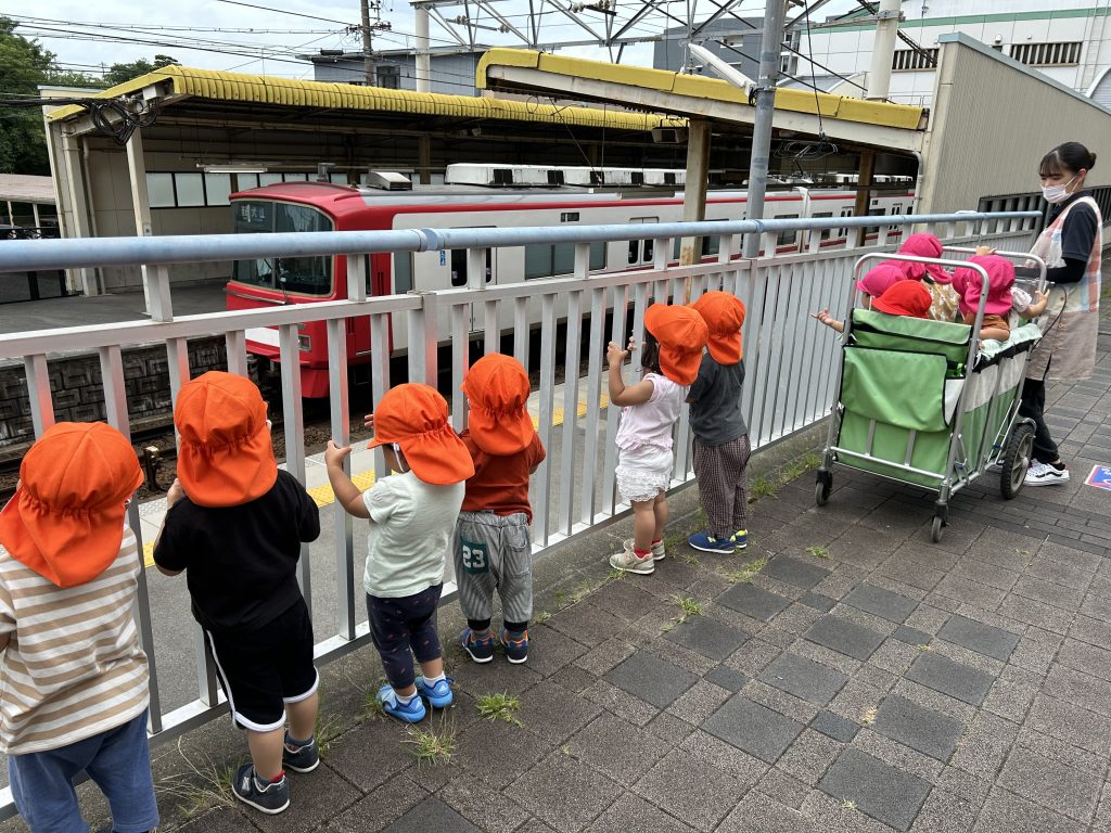 電車を見つめる園児