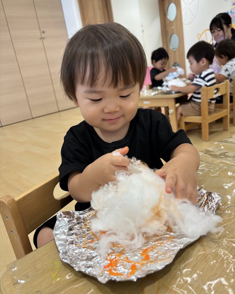 わったを触る園児