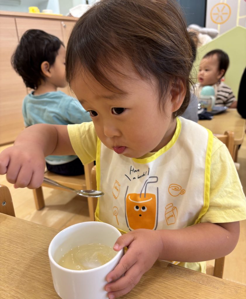 おやつを食べる園児