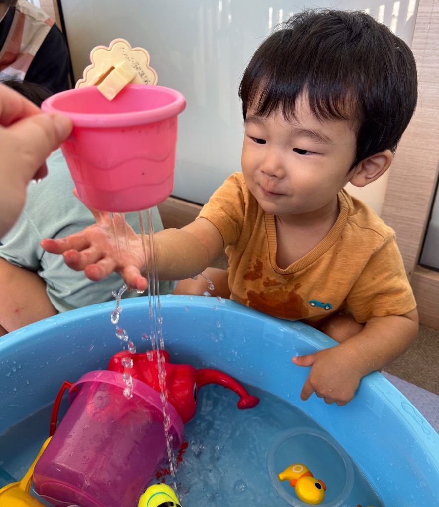 水遊びをする園児